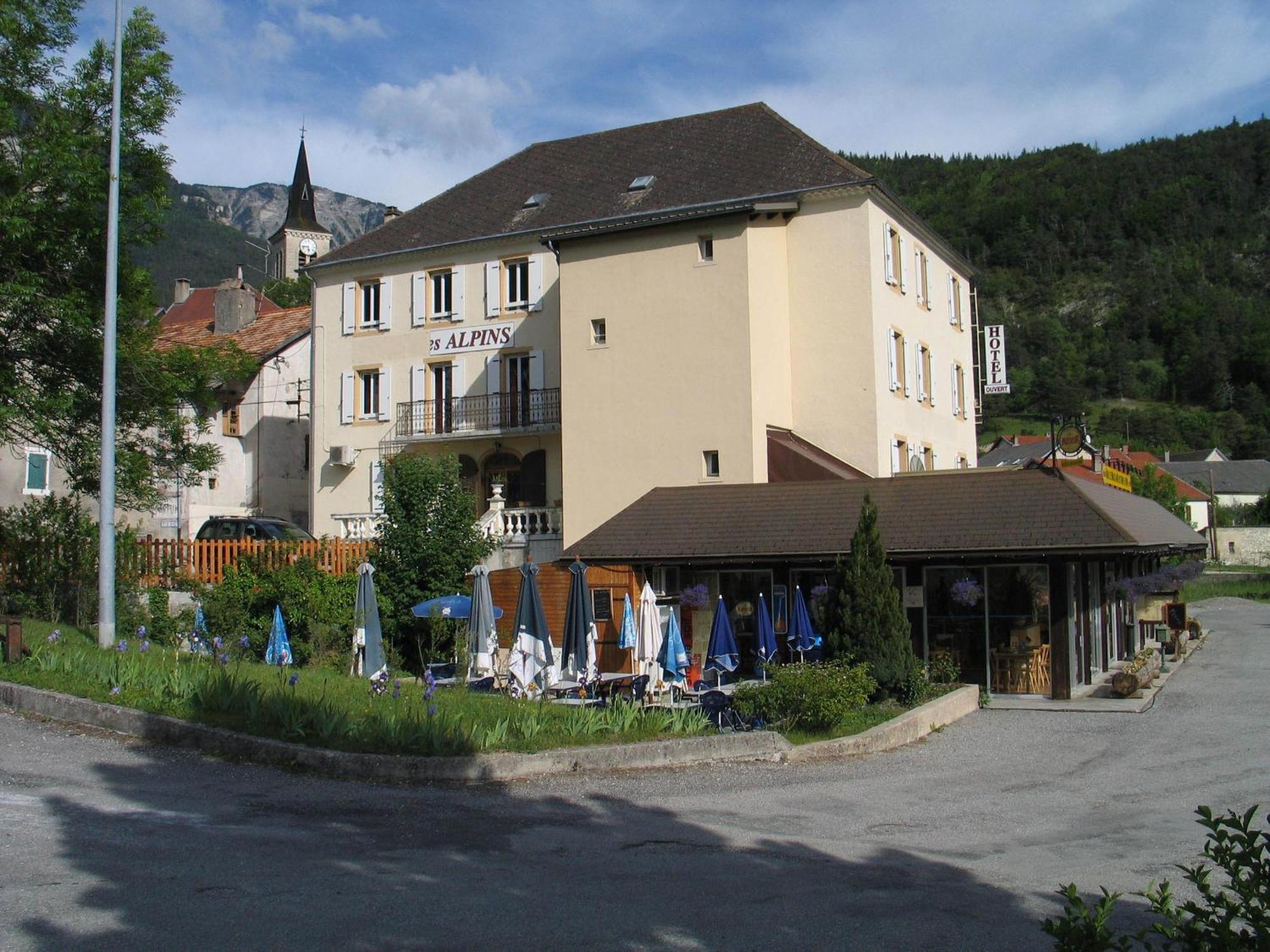 Hotel Restaurant Les Alpins Saint-Julien-en-Beauchene Exterior photo