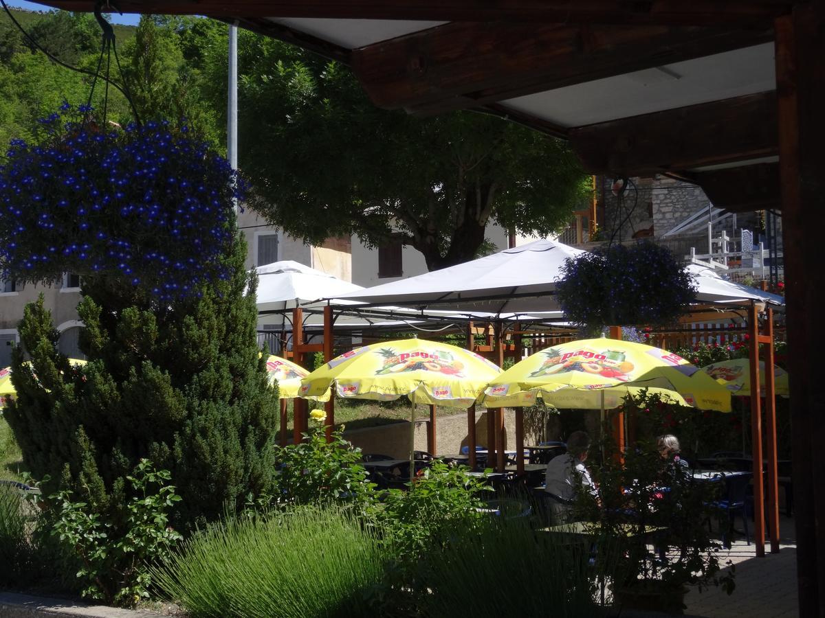 Hotel Restaurant Les Alpins Saint-Julien-en-Beauchene Exterior photo